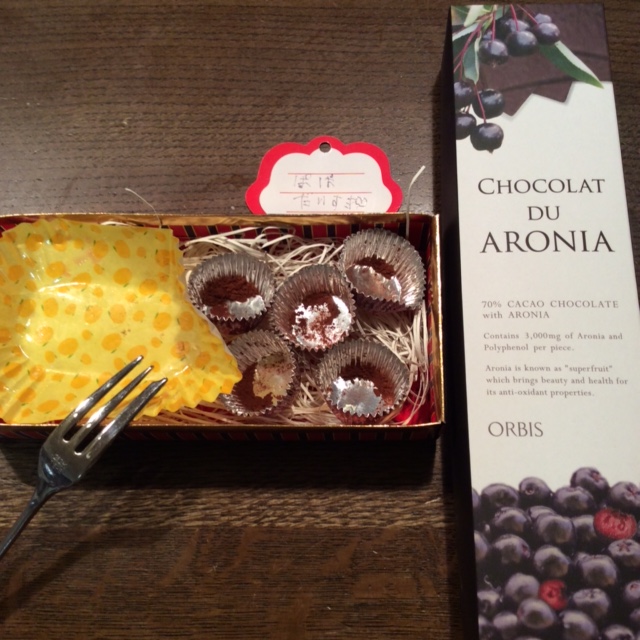 *食べちゃいましたw トリュフとチーズケーキでした☆右は妻からの健康チョコ!? | 吉田竜太オフィシャルブログ | SUS所属のアスリート応援サイト